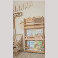 Video in Galerie-Betrachter laden und wiedergeben, Bücherregal aus Holz für Kinder – Montessori Wand-Bücherregal für Kinderzimmer, mit personalisierter Gravur
