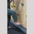 Video in Galerie-Betrachter laden und wiedergeben, Montessori Kletterwand für Kinder mit Griffen – Kletterwand aus Birkenholz, mit Leinöl & Bienenwachs veredelt
